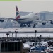 На видео сняли почти вертикальную посадку пассажирского самолета во время шторма в Лондоне