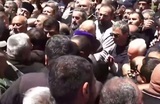 В Армении у резиденции католикоса произошла потасовка между священниками и силовиками