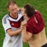 Полуголый болельщик хотел расцеловать немецкого футболиста на ЧМ