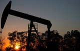 Мировые цены на нефть падают, а её запасы в США растут