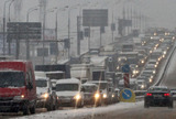 Мощный снегопад буквально парализовал движение на всех крупных магистралях Москвы