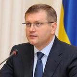 Украинский депутат показал, как водит зажженной свечой по лицу