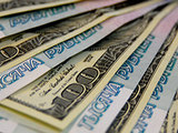 Официальный курс рубля снизился к доллару и евро