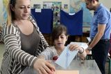 Греки голосуют против требований кредиторов - социологи