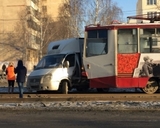 Трамвай протаранил вылетевший на пути грузовик в Челябинске