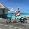 Волочкова во время отдыха на Мальдивах врезалась в пальму на велосипеде