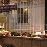 Сочувствующие несут цветы к посольству Франции в Москве