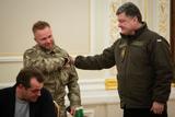 Порошенко вручил украинский паспорт белорусу, воюющему за "Азов"