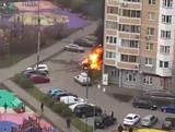 Автомобиль взорвался во дворе жилого дома в Новой Москве