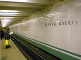 В метро Москвы двое упали на рельсы, один погиб