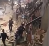 Обрушение балкона с людьми в здании фондовой биржи в Индонезии попало на видео