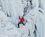 Канадский скалолаз впервые покорил замерзший Ниагарский водопад