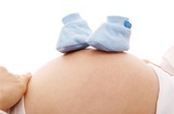 Ученые выяснили, почему дети «дерутся» в утробе матери