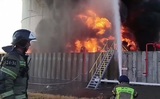 Нефтяной резервуар в Азове горит на площади 5 тыс. метров после атаки дронов