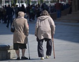 Каждый пятый в РФ живет со своими пожилыми родителями, половина жалуется на непрошенные советы