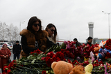 На место казанской трагедии прибыли родственники погибших
