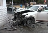 В Москве иномарка сбила пешеходов на тротуаре