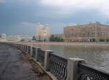 В Москве автомобиль рухнул в реку с набережной