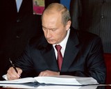 Путин подписал указы о помиловании трех осужденных