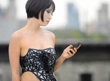В США создано кибер-платье, меняющее прозрачность из-за соцсетей