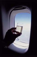 Названа авиакомпания с лучшими винами на борту
