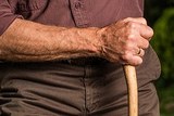 Частые падения пожилых людей не связаны с преклонными возрастом, выяснили медики