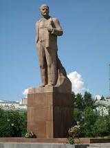Вслед за изваянием Николая II замироточил памятник Ленину