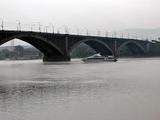 В Красноярске автомобиль повис на бордюре моста