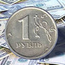 Официальный курс рубля сильно упал к евро и еще больше к доллару
