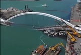 Момент обрушения моста на Тайване попал на видео