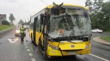 В Петербурге столкнулись фура и экскурсионный автобус