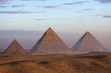 Египетские пирамиды приняли цвета флагов РФ, Франции и Ливана
