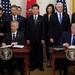Китай и США подписали первый пакет документов по торговой сделке