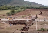Африка раскалывается надвое: гигантская трещина в земле попала на видео