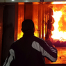 В Екатеринбурге горит и взрывается склад пиротехники