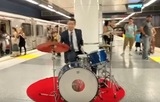 Американский актёр сыграл на барабанах в метро Лос-Анджелеса
