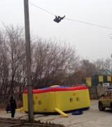 Спасатели сняли неудачливого паркурщика с проводов в Иркутске