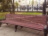 Москвичам запретили сидеть на скамейках, а в Подмосковье не будут пускать в помещения без масок