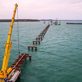 Строители сообщили о возведении половины опор моста через Керченский пролив