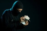 С помощью слесарного инструмента грабители взломали банкомат с 8 млр рублей