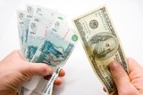 ЕТС: Курс доллара к рублю вырос на 57 копеек