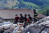 В Италии оперативные службы продолжают искать жертв землетрясения
