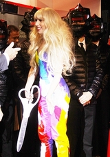 Леди Гага продает альбом - летает и одевается монстром (ВИДЕО)