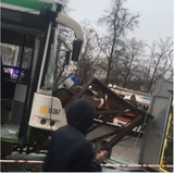 Рейсовый автобус протаранил остановку с людьми в Москве