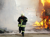 Огонь захватил 1500 кв. метров в жилой многоэтажке в Красноярске