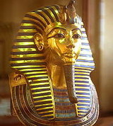 Фараон Тутанхамон погиб под колесами колесницы, выяснили ученые