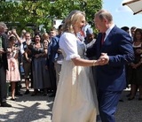 Путин станцевал с Карин Кнайсль на ее свадьбе