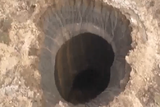 На Ямале обнаружили огромную воронку неизвестного происхождения
