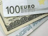 Курс рубля укрепился к доллару и снизился к евро