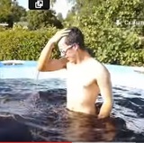 Видеоблогеры США искупались в бассейне с кока-колой (ВИДЕО)